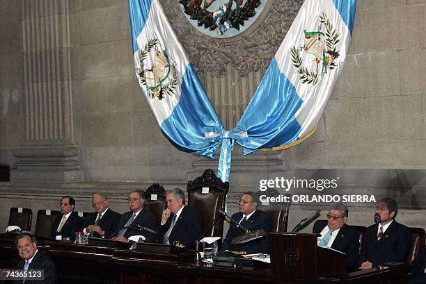 Guatemala City, GUATEMALA: El presidente del Congreso, Ruben Dario Morales pronuncia un discurso ante la mirada del presidente de Guatemala Oscar...