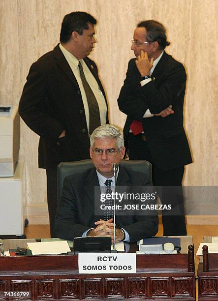 San Salvador, EL SALVADOR: El vicepresidente de la Asamblea Legislativa, Rodolfo Parker, muestra un rotulo en senal de apoyo a la televisora...