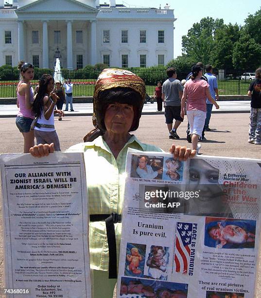 Washington, UNITED STATES: Peace protester Concepcion Picciotto holds placards in Lafayette Park, 31 May 2007, in front of the White House in...