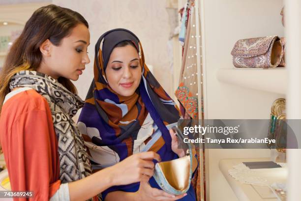 young women shopping at boutique. - arab shopping stockfoto's en -beelden
