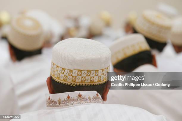 faithful in an anjuman-e-burhani mosque. france. - calotte photos et images de collection