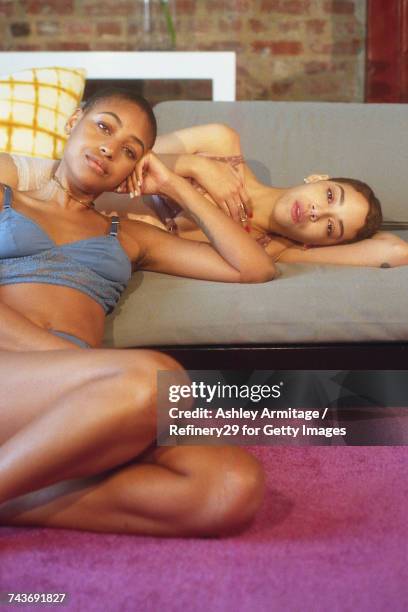 two young women on couch  - 67percentcollection 個照片及圖片檔