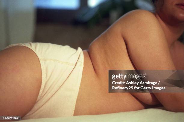 young woman on bed - 67percentcollection stockfoto's en -beelden