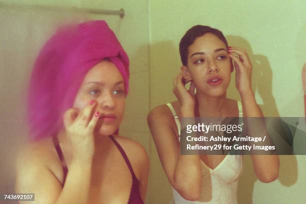 two young women in bathroom - noapologiescollection fotografías e imágenes de stock