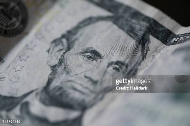 close-up of abraham lincoln on us five dollar bill - nota de cinco dólares americanos - fotografias e filmes do acervo