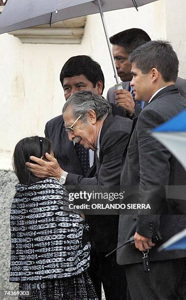 El ex dictador Efrain Rios Montt , Secretario General del Frente Republicano Guatemalteco saluda a una nina al retirarse del Tribunal Supremo...