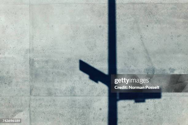 low angle view of shadow on gray concrete wall - indication de direction photos et images de collection