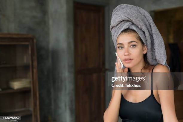 woman with a towel on hear head removing make-up - démaquillant photos et images de collection