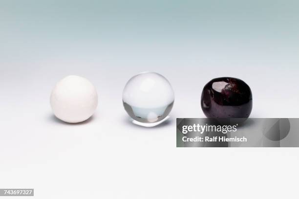 various marbles arranged on white background - bille photos et images de collection