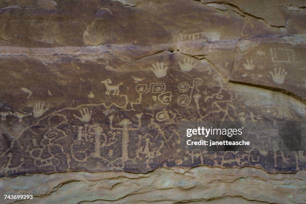 petroglyphs at mesa verde national park, colorado, america, usa - mesa verde national park foto e immagini stock