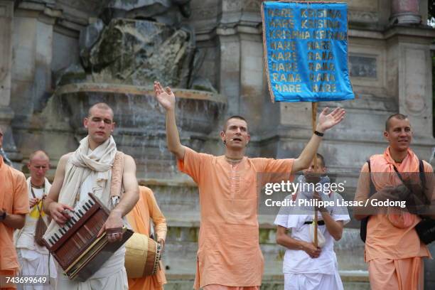 iskcon devotees chanting and dancing in paris. france. - chanting mantra stock-fotos und bilder