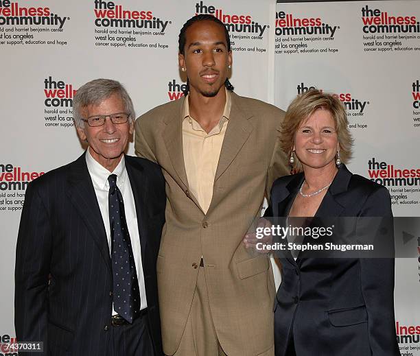 Honoree Jerry Federman, NBA player Shaun Livingston and honoree Barbara Federman attend the "Tribute to the Human Spirit" Awards Gala at the Beverly...