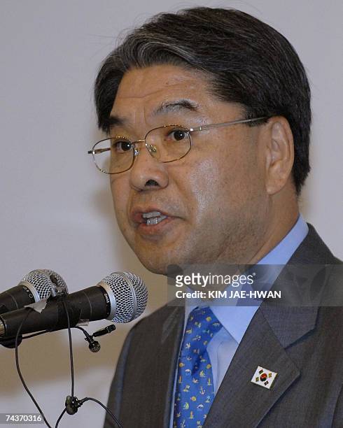 South Korean Unification Minister Lee Jae-Joung speaks during a press conference in Seoul, 01 June 2007. Reconciliation talks between North and South...
