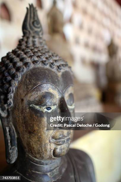 wat sisaket (si saket) buddhist temple.  old buddha statue.  close-up.  laos. - wat si saket imagens e fotografias de stock