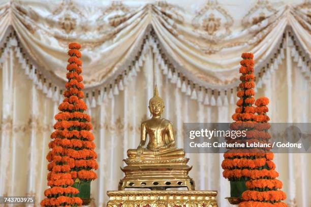 buddha taking the earth to witness. meditation on a lotus flower. floral composition. carnations. wat ong teu mahawihan. temple of the heavy buddha. vientiane. laos.  laos. - temple wat ong teu photos et images de collection