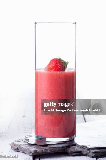 strawberry smoothie - pure white background bildbanksfoton och bilder