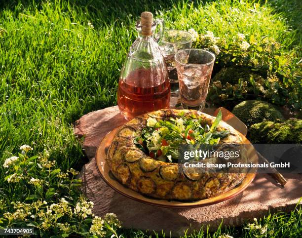 crown-shaped courgette tart with mint - pudim-de-leite imagens e fotografias de stock