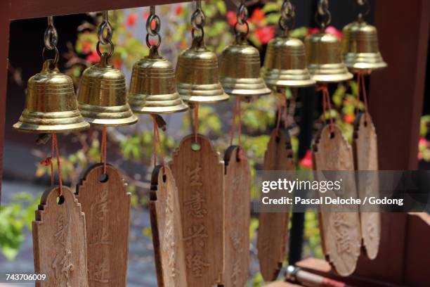 thian hock keng temple.  wishing bells.  singapore. - singapore thian hock keng temple stock-fotos und bilder