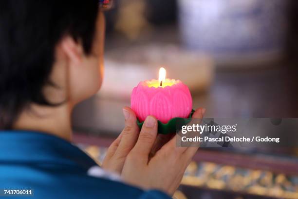 thian hock keng temple.  buddhist lotus prayer candle.  singapore. - singapore thian hock keng temple stockfoto's en -beelden