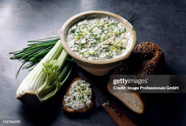 fromage blanc with herbs - fromage blanc photos et images de collection