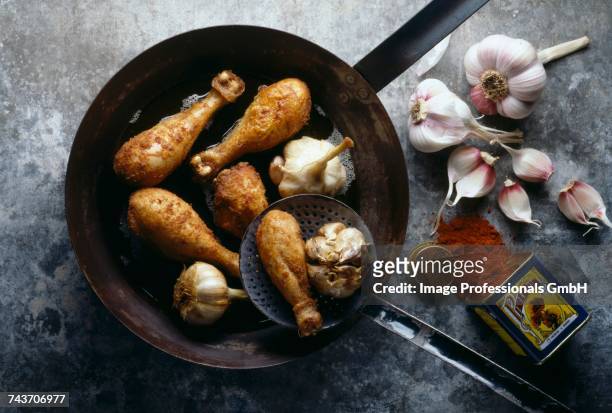 pan-fried chicken drumsticks with garlic and pepper - mortel bildbanksfoton och bilder
