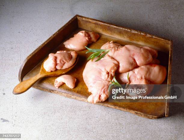 raw lamb sweetbreads - sweet bread fotografías e imágenes de stock