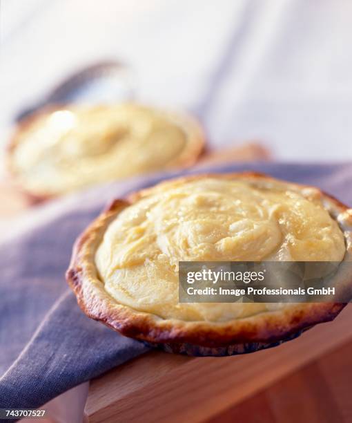 three cheese aligoté tartlet - aligot foto e immagini stock