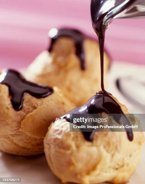 chocolate profiteroles - profiterole stock pictures, royalty-free photos & images