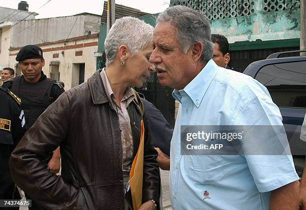 El presidente de Guatemala Oscar Berger y la Ministra de Gobernacion, Adela De Torrebiarte, se despiden tras realizar un recorrido por las zonas de...