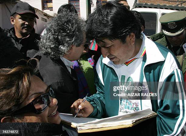 Evo Morales Ayma presidente de Bolivia firma autografos el 01 de junio de 2007, despues de un partido de futbol en la montana nevada de Chacaltaya,...