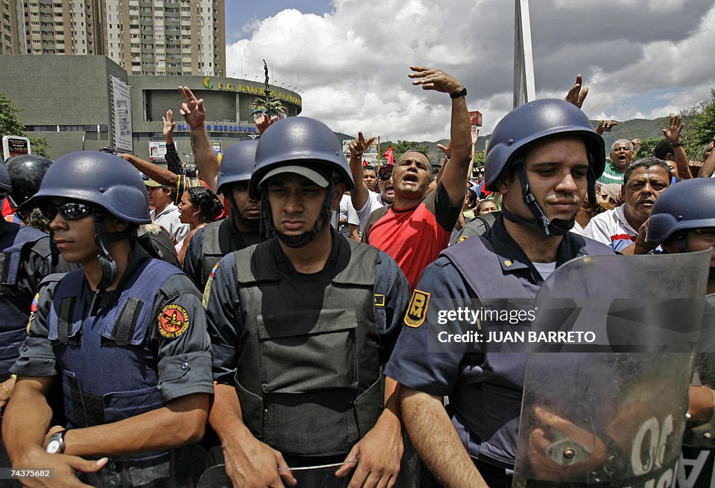 Venezuelan government supporters shout s...