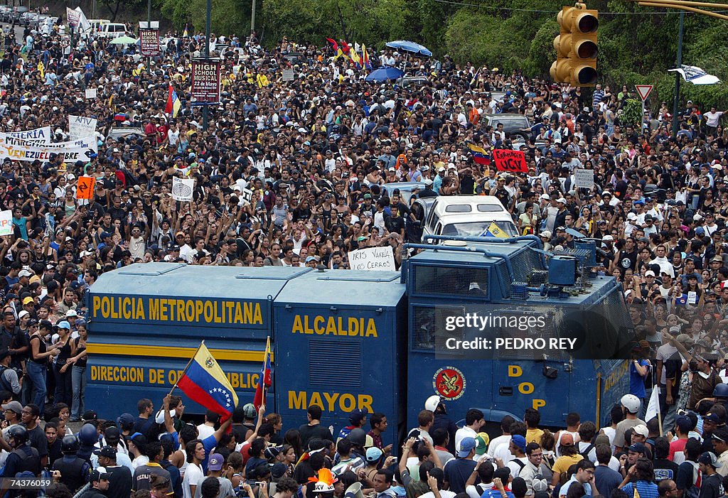 Students surround a police patrol, demon...