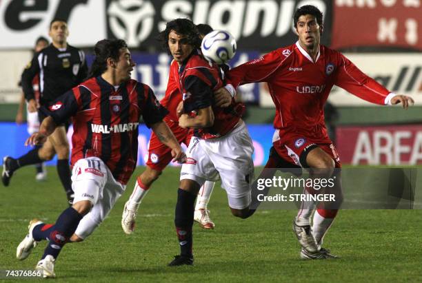 Buenos Aires, ARGENTINA: San Lorenzo's Ezequiel Lavezzi and Andres Silvera vie for the ball with Argentinos Juniors' Juan Pablo Avendano, during...