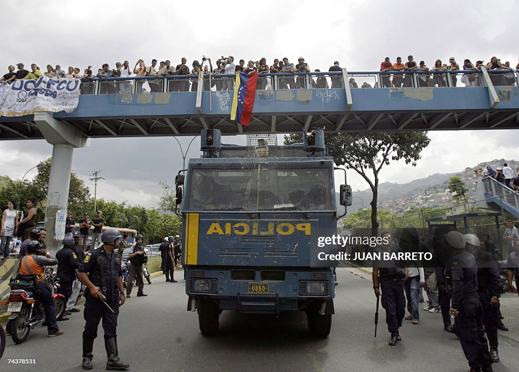 Riot police patrols the streets of Carac...