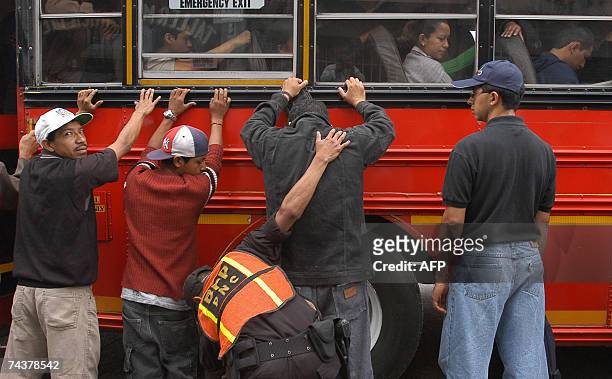 Agentes de la Policia Nacional Civil chequean pasajeros de autobuses en Ciudad de Guatemala el 01 de junio. El presidente de Guatemala Oscar Berger y...
