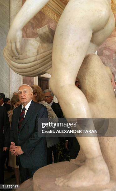 Greek President Carolos Papoulias looks at a sculpture during his visit in the Hermitage state museum in St.Petersburg, 02 June 2007. Carolos...