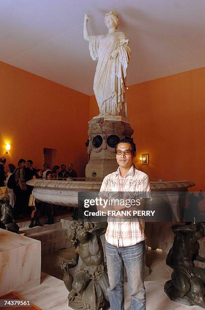 Artiste japonais Tatzu Nishi, pose le 01 juin 2007 a Nantes, devant la fontaine monumentale situee au coeur de Nantes, autour de laquelle il a...