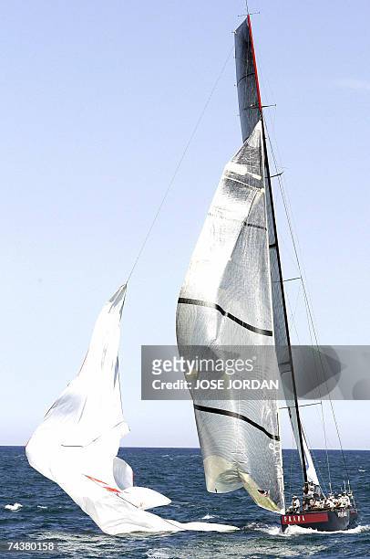 Italy's Luna Rossa saves the spinaker on the second day of sailing in the final of the Louis Vuitton Cup in Valencia, 02 June 2007. Emirates Team New...