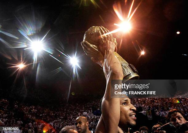 Roanne's Aaron Harper holds the trophy at the end of the French ProA final basketball match Roanne vs Nancy, 02 June 2007 at Bercy indoor arena in...