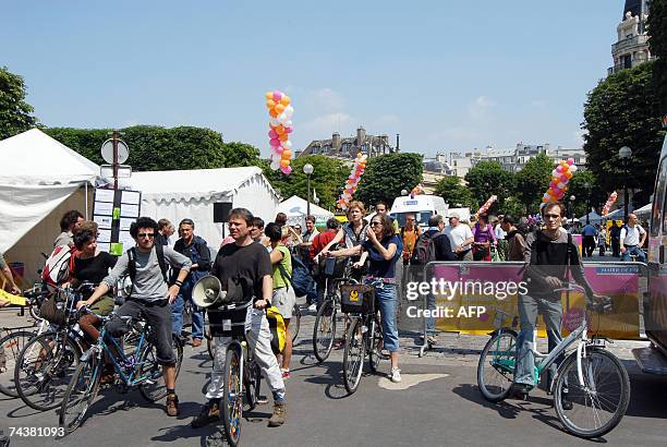 Des personnes s'appretent a circuler a velo pres d'une station "velib", le programme de stations de cycles en libre service en cours d'installation,...