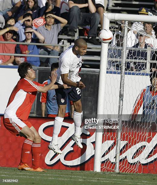 San Jose, UNITED STATES: US defender Oguchi Onyewu heads in a goal over China's Wang Peng during the second half of their international football...