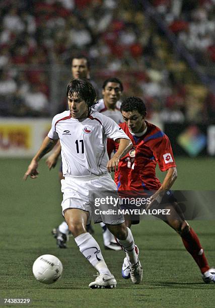 Costa Rica's Michael Barrantes follows Chile's Arturo Sanhueza during their friendly football match at the Ricardo Saprissa Stadium, 02 June 2007, in...