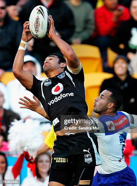 Patrick Ah Van of the Warriors catches athe ball infront of Hazem El Masri of the Bulldogs during the round 12 NRL match between the Warriors and the...