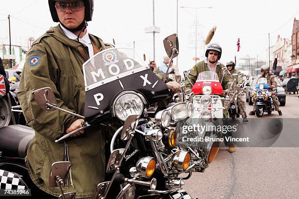 60s Iconic Mod Culture Remains Fashionable Photos and Premium High Res ...