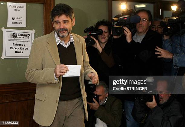 Buenos Aires, ARGENTINA: Daniel Filmus , candidato por el Frente para la Victoria para las elecciones para Jefe de Gobierno de la capital, sale del...