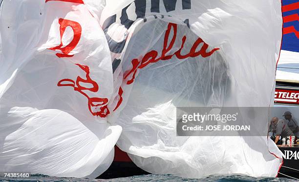 Italy's Luna Rossa save the spinaker on the third day of sailing in the final of the Louis Vuitton Cup in Valencia, 03 June 2007. Emirates Team New...