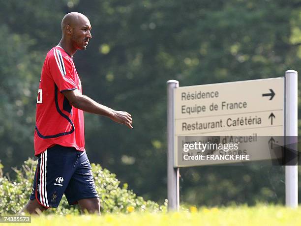 Anelka, buteur modele, mais "pas grand" - French forward Nicolas Anelka leaves a training session, 03 June 2007 in Clairefontaine, northern Paris, a...