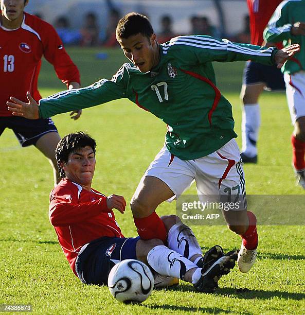 Chilean Gary Medel vies for the ball with Mexican Jose Miguel Guerrero during their Under-20 friendly football match 03 June, 2007 in Vina del Mar,...
