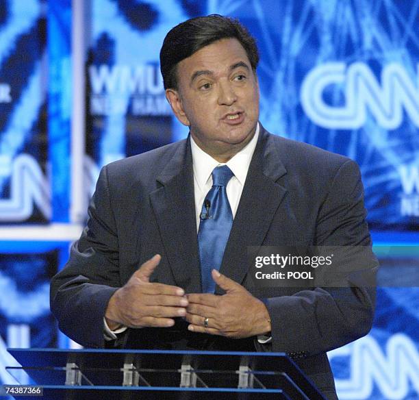 Manchester, UNITED STATES: New Mexico Governor Bill Richardson speaks during the Democratic Presidential Candidates Debate 03 June 2007 at Saint...