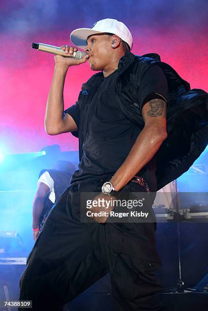 Rapper Chris Brown performs onstage during the Hot 97 Summer Jam presented by Boost Mobile at Giants Stadium June 3, 2007 in East Rutherford, New...